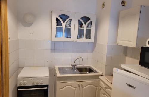 Godollo Apartment | Discover Sylvis Place: Family-Friendly with Delicious Dining