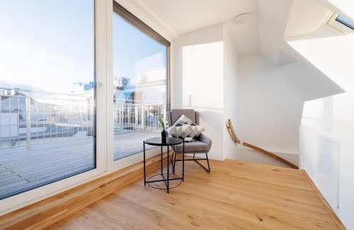 Neulerchenfeld Apartment | Modern Symphony Apartments: Oceanview Loft with Private Terrace
