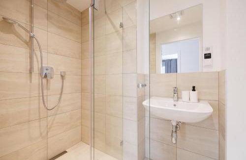 Neulerchenfeld Apartment | Modern Symphony Apartments 42: Terrace Loft in City Center
