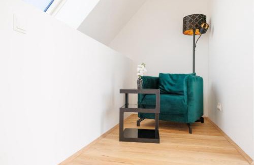 Neulerchenfeld Apartment | Modern Symphony Apartments 42: Terrace Loft in City Center