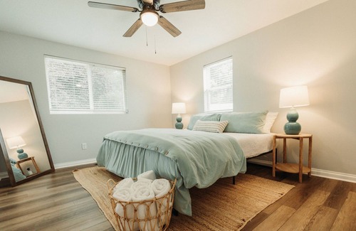 Syracuse House | Discover the FROG House: Lake Wawasee Escape with Breakfast