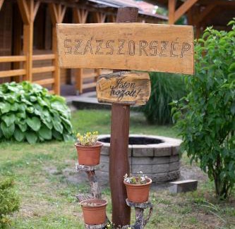 Szigetbecse Apartment | Relax at Százszorszép és Liliom with Oceanfront Views