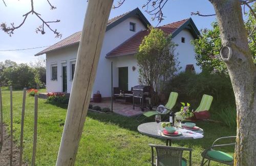 Balatonszemes House | Pet-Friendly Szőlőhegyi házikó: Cottage with Ocean View