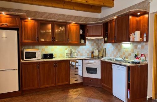 Szolosgyorok Apartment | Charming Szőlősgyörök Kun Apartment with Pool & Ocean View