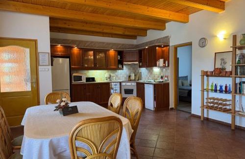 Szolosgyorok Apartment | Charming Szőlősgyörök Kun Apartment with Pool & Ocean View