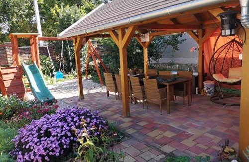 Siklos House | Pet-Friendly Szabó Vendégház with Breakfast & Family Amenities