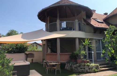 Zamardi House | Oceanfront Szabó Vendégház Zamárdi with Pool & Hot Tub