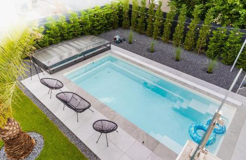 Siofok-Szabadifurdo Apartment | Relax at Szabadi Pihenőház with Pool & Family Amenities