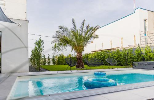 Siofok-Szabadifurdo Apartment | Relax at Szabadi Pihenőház with Pool & Family Amenities