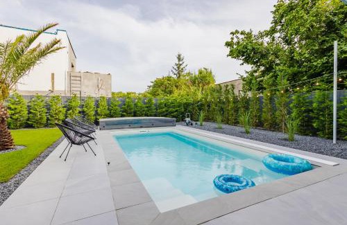 Siofok-Szabadifurdo Apartment | Relax at Szabadi Pihenőház with Pool & Family Amenities