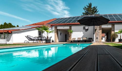 Kisharsany Bed & Breakfast | Relax at Szent György Kúria: Pool, Restaurant & Hot Tub