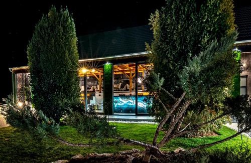Kisharsany Bed & Breakfast | Relax at Szent György Kúria: Pool, Restaurant & Hot Tub