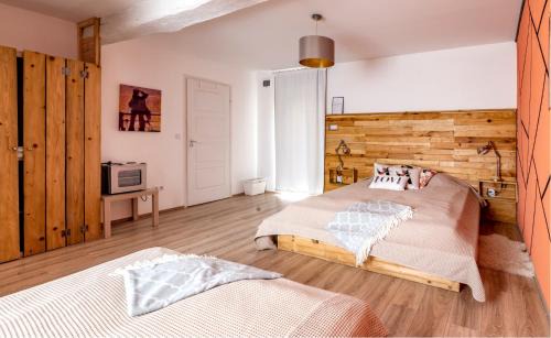 Kisharsany Bed & Breakfast | Relax at Szent György Kúria: Pool, Restaurant & Hot Tub