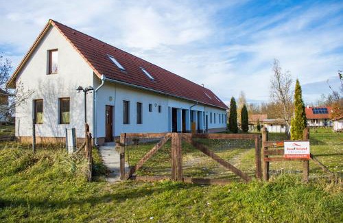 Kiskorpad Apartment | Family-Friendly Retreat at Szent Kristóf Udvarház
