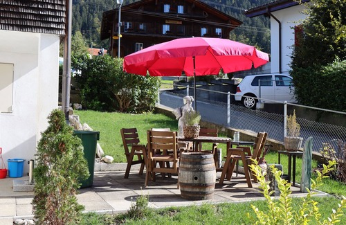 Lungern Apartment | Experience Szilvias Bergwiesenblick with Pool & Ocean Views