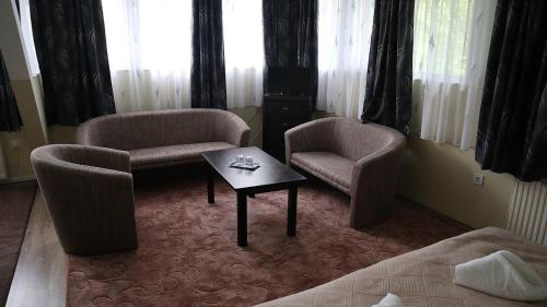 Bekescsaba House | Discover Szlovák Panzió: Family-Friendly with Breakfast