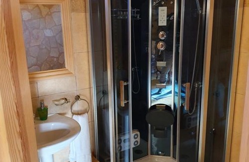 Szil Apartment | Pet-Friendly Getaway at Tápai Vadászház Awaits You