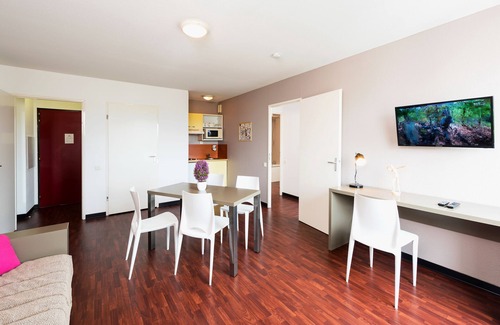 Talence House | Cozy Ténéo Apparthotel Talence - Centre with Spa & Kitchen