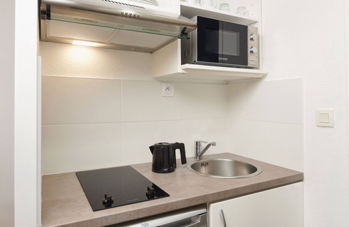 Talence House | Cozy Ténéo Apparthotel Talence - Centre with Spa & Kitchen