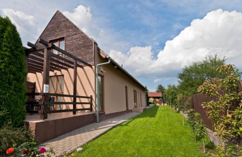 Bank Apartment | Cozy Tó Apartmanházak with Oceanfront Views and Pet-Friendly