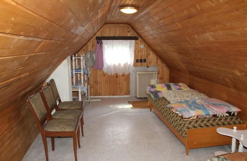Kustanszeg Apartment | Relax by the Sea at Tópart Vendégház - Pet Friendly Stay