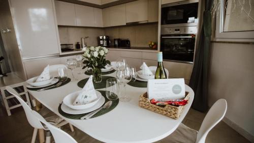 Balatonszarszo House | Stunning TóPartiHáz: Guest Rated 9.7 with Ocean Views