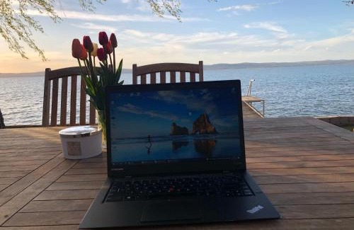 Balatonszarszo House | Stunning TóPartiHáz: Guest Rated 9.7 with Ocean Views