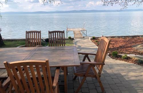 Balatonszarszo House | Stunning TóPartiHáz: Guest Rated 9.7 with Ocean Views