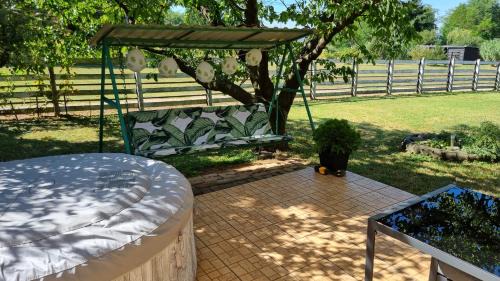 Mozsgo Apartment | Pet-Friendly Tóthék Apartman: Family Comfort Awaits