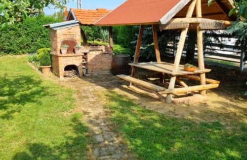 Mozsgo Apartment | Pet-Friendly Tóthék Apartman: Family Comfort Awaits