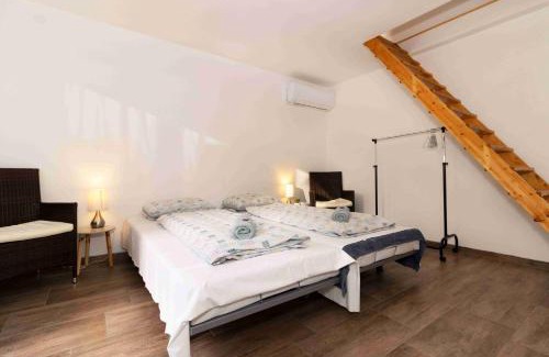 Szanazug Apartment | Pet-Friendly Tölgyes Üdülő with Private Beach Access