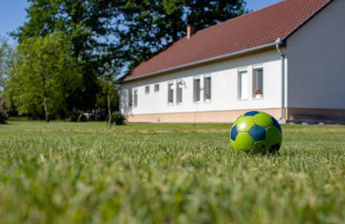 Kiskoroes House | Exceptional Tölgyfa Vendégház: Pet-Friendly Ocean Views