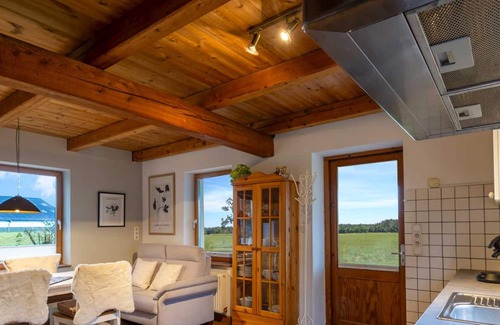 Steinberghaff House | Experience Töpferhaus: Cozy Retreat with Hot Tub & Workspace