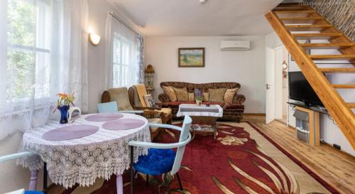 Turi Apartment | Pet-Friendly Türi Holiday Home with Ocean View & Hot Tub