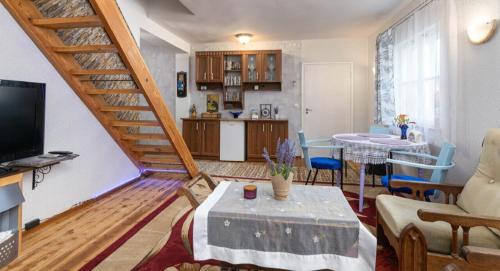 Turi Apartment | Pet-Friendly Türi Holiday Home with Ocean View & Hot Tub