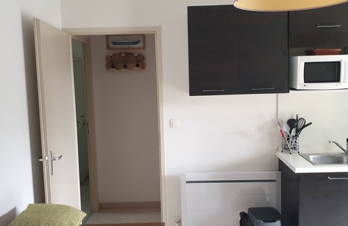 Aureilhan Apartment | Comfortable Lakeside Residence with Pool and Ocean View