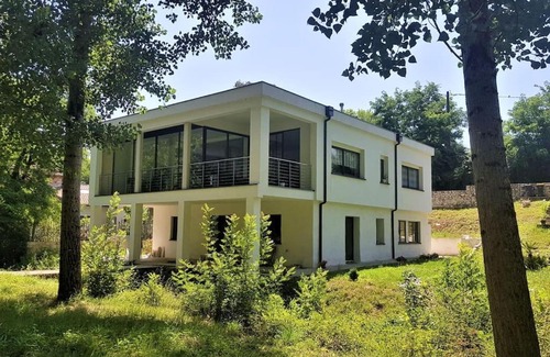 Sainte-Colombe-en-Bruilhois Apartment | Charming T-2 Ouest: Canal du Midi Retreat for Families