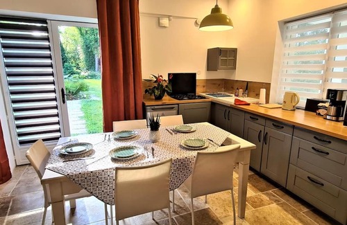 Sainte-Colombe-en-Bruilhois Apartment | Charming T-2 Ouest: Canal du Midi Retreat for Families