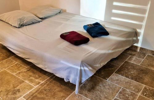 Sainte-Colombe-en-Bruilhois Apartment | Charming T-2 Ouest: Canal du Midi Retreat for Families