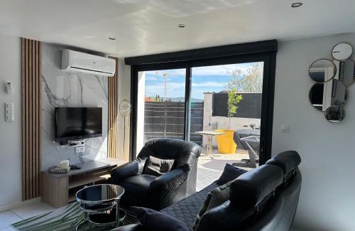 Sollies Pont House | Relaxing T&A Lodge with Spa & Jacuzzi Near the Beach