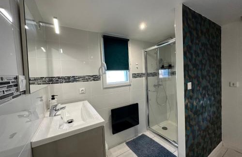 Sollies Pont House | Relaxing T&A Lodge with Spa & Jacuzzi Near the Beach