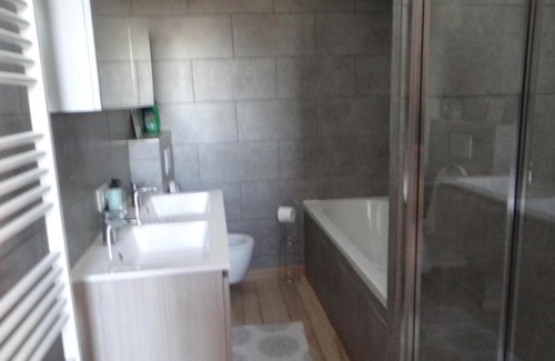 Stavele House | Relax at 't en lande: Pet-Friendly Retreat with Hot Tub