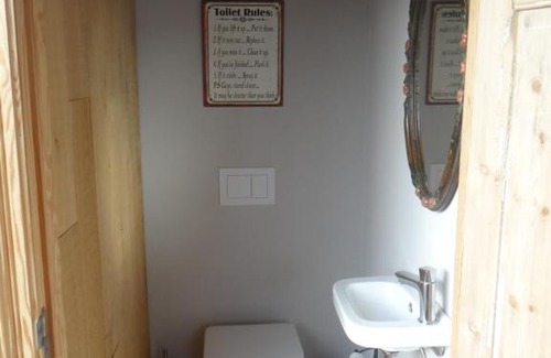 Stavele House | Relax at 't en lande: Pet-Friendly Retreat with Hot Tub