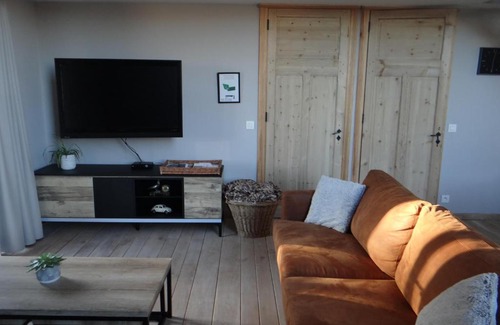 Stavele House | Relax at 't en lande: Pet-Friendly Retreat with Hot Tub