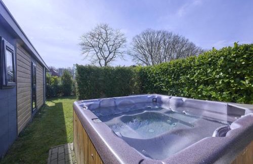 Kaatsheuvel House | Discover Comfort at Kaatsheuveltje: 4-Star Family Retreat