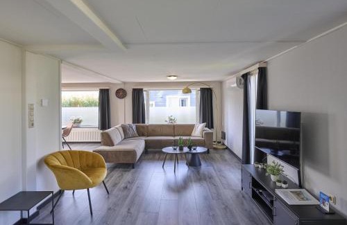 Kaatsheuvel House | Discover Kaatsheuveltje 7: Family-Friendly with Hot Tub