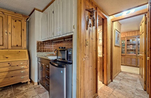 Clayton House | Inviting T Landing Top & Bottom Units with Lake View