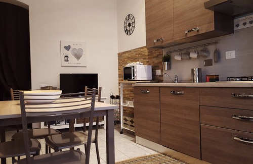 La Spezia Apartment | Modern T. T House Apartment with Spa & Breakfast Amenities