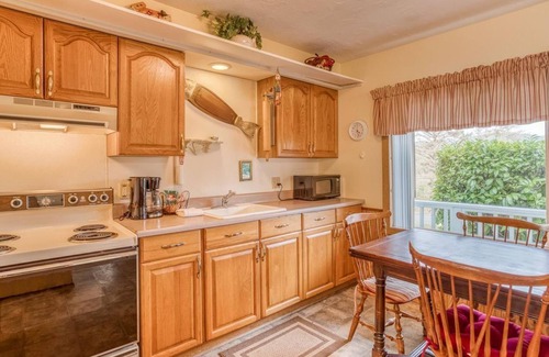 Depoe Bay Apartment | Guest Rated 9/10: Anchor@ Trollers Lodge with Ocean View