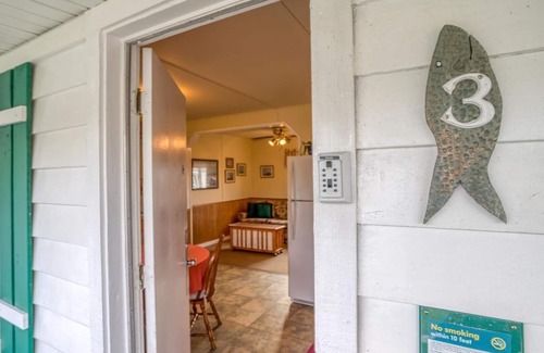 Depoe Bay Apartment | Oceanfront Kingfisher Room @ Trollers Lodge - Rated 10/10